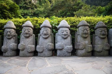Dol Hareubang heykeller üst üste ormandaki yeşil, Seogwipo, Jeju Adası, Güney Kore