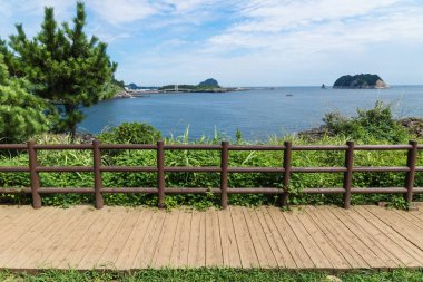 Jeju Olle tahta çit içinde Seogwipo, Jeju Adası, Kore ile okyanus boyunca