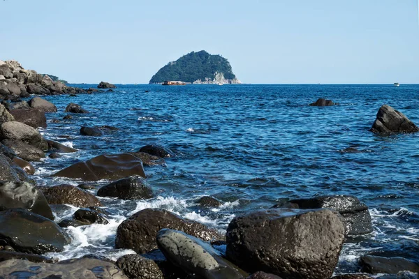 Black volcanic stones along the coastline of Seogwipo, Jeju Island, South Korea — Stock Photo, Image