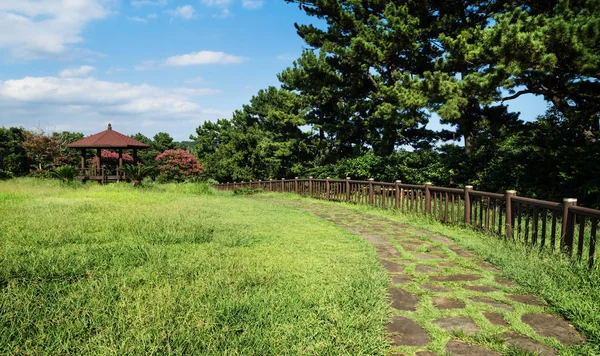 Jeju olle yolu küçük bir gardenhouse Seogwipo, Jeju Adası, Güney Kore ile bir parkın içinden