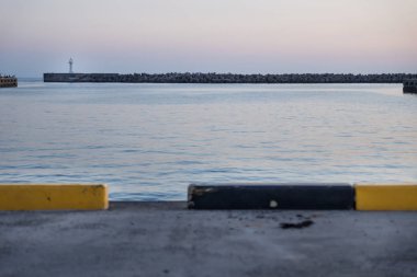 Deniz kenarındaki sete wavebreakers Seogwipo, Jeju Adası, Güney Kore ile beyaz deniz feneri için harbout görüntüleyin