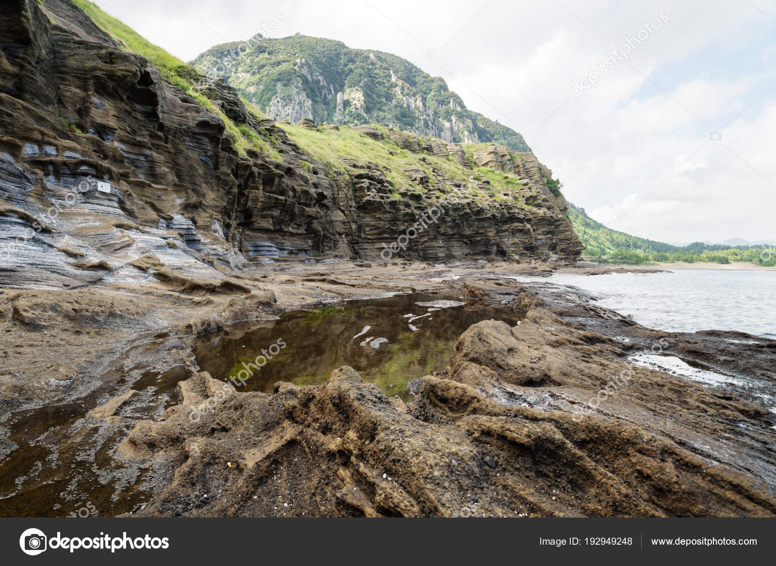 Piscine Naturelle Avec Des Formations De Lave Sur Les Falaises De