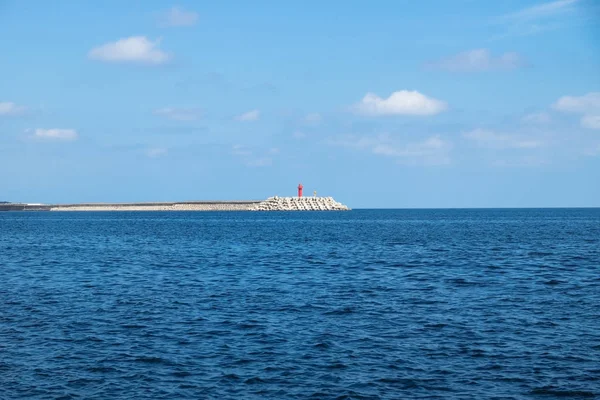 Faro rojo con wavebrakers en Yongmeori Beach, Sanbang-ro, Jeju Island, Corea del Sur — Foto de Stock