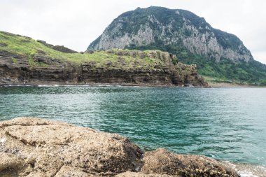 Mavi okyanus, Yongmeori Beach, Sanbang-ro, Jeju Adası, Güney Kore ile lav oluşumu kayalar