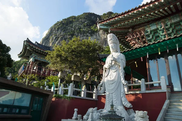 Heykel Sanbanggulsa Tapınağı önünde Sanbang dağ, Sanbang-ro, Jeju Adası, Güney Kore