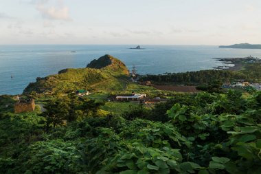 Ejderha kafa tepede, Yongmeori kenarı, Sanbang-ro, Jeju Adası, Güney Kore okyanusa ulaşan güneş