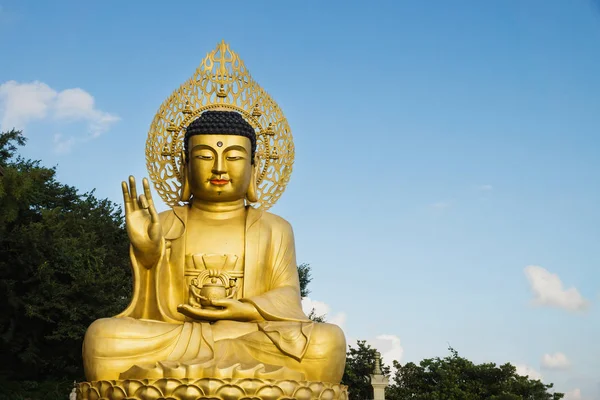 Grande statua di Buddha dorato al tempio di Sanbanggulsa, Sanbang-ro, isola di Jeju, Corea del Sud — Foto Stock