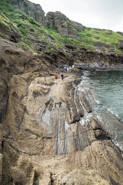 Tourists walking along the cliffs of Yongmeori Beach, Sanbang-ro, Jeju Island, South Korea — Stock Photo, Image