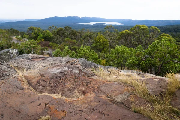 Vista sulla valle e su un lago a Reeds Lookout, Grampians, Victoria, Australia — Foto Stock