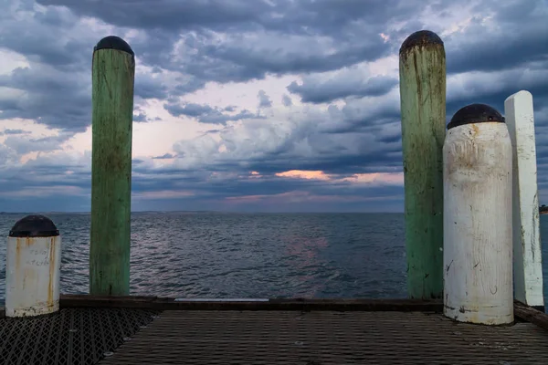 Pilares brancos e verdes durante o pôr do sol no cais de Cowes, Phillip Island, Austrália — Fotografia de Stock