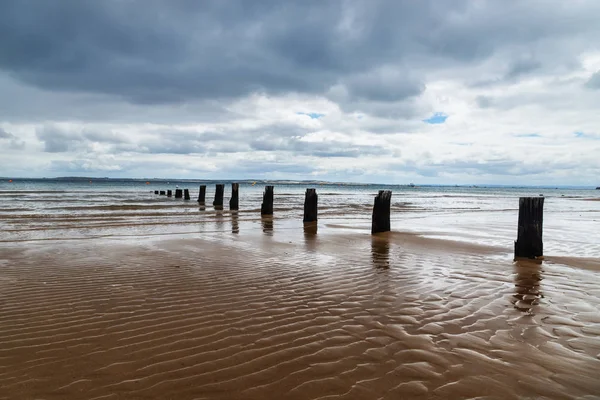Old Cowes muelle con reflejos a lo largo de la playa de Cowes, Phillip Island, Victoria, Australia —  Fotos de Stock