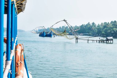 Kollam kottapuram su yolu boyunca Hhinese balıkçı ağları boyunca yelken açıyorlar.