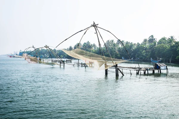 Redes de pesca chinesas ao longo da via navegável kollam kottapuram — Fotografia de Stock
