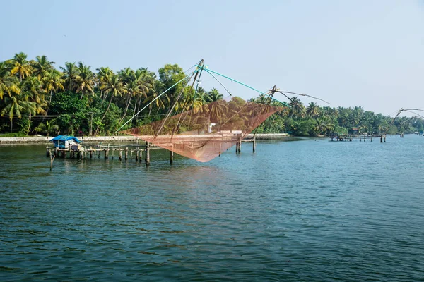 Rede de pesca chinesa Orang ao longo da via navegável kollam kottapuram — Fotografia de Stock