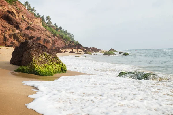 Waves at the cliff of Varkala along the coast with volcanic stones, India — Stock Photo, Image