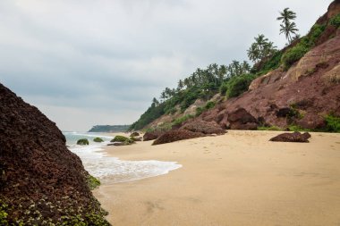 Hindistan, Varkala 'da volkanik taşlarla kaplı bir uçurum.