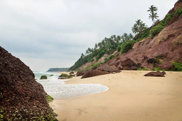 Klif Varkala wzdłuż wybrzeża z kamieniami wulkanicznymi, Indie — Zdjęcie stockowe