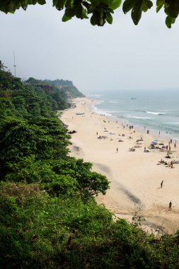 Kuş Gözü, Hindistan 'da güneşli bir günde Varkalas sahilinden uçurum boyunca uzanır.