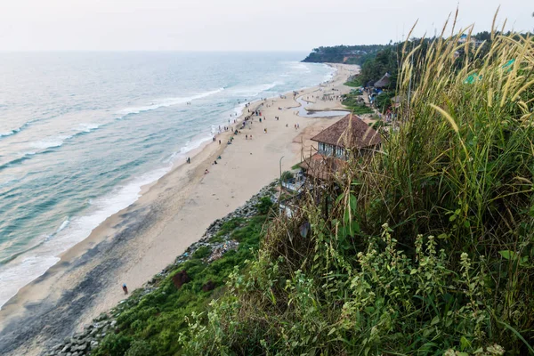 Madárszem kilátás a Varkalas strandról a fű mögött a szikla mentén, India — Stock Fotó