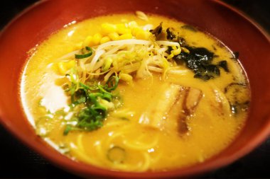 Sebzeli sarı miso çorbası ve killi kasede tavuk, Japonya
