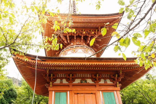 Tahoto pagoda zářící sluncem, Miyajima, Japonsko — Stock fotografie