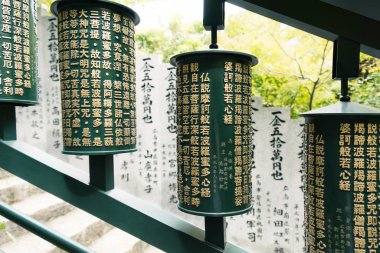 Japonya Miyajima 'daki Daishoin türbesinde Mani dua tekerlekleri.