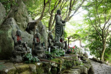 Japonya, Miyajima 'daki Daishoin Tapınağı' nın güneşli bahçesindeki arıtma çeşmesi.
