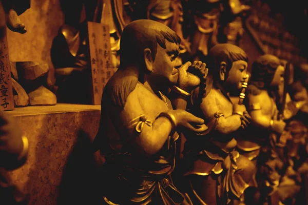 Статуи, держащие верёвку в храме Дайшойна в Миядзиме, Япония — стоковое фото