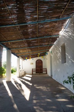 Kilisenin girişi Ermita de Sant Antoni y Sant Jaume Cap Blanche, Altea, İspanya