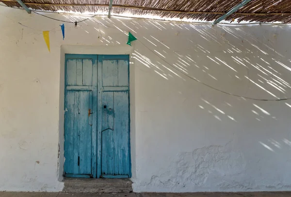 Niebieskie drewniane drzwi opuszczonego kościoła Ermita de Sant Antoni y Sant Jaume in Cap Blanche, Altea, Hiszpania — Zdjęcie stockowe