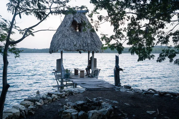 Liten brygga med palmtak vid sjön Salpeten, nära El Remate, Peten, Guatemala — Stockfoto