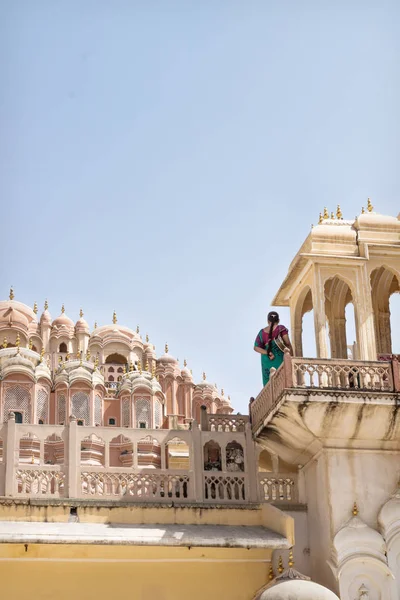 Indian tourist in sari on the tower of Hawa Mahal, Palace of the Winds, Jaipur, Rajasthan, Inidia — Stock Photo, Image
