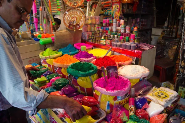 Indian Salesman in front of his shop selling colorful powder for Holi Festival, Jaipur, Rajasthan, India — Stock Photo, Image