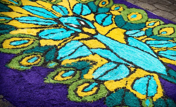 Alfombra, alfombra de serrín con pavo real en la calle hecha para Semana Santa, Semana Santa, Santiago Atitlán, Guatemala — Foto de Stock