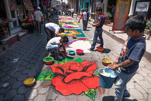 Místní lidé dělají alfombru, piliny koberce s růží pro Semana Santa, Velikonoce na ulici Santiago Atitlan, Guatemala — Stock fotografie