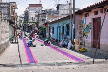 Semana Noel Baba için alfombra, talaş halıları Santiago Atitlan, Guatemala 'nın grafiti caddesinde Paskalya