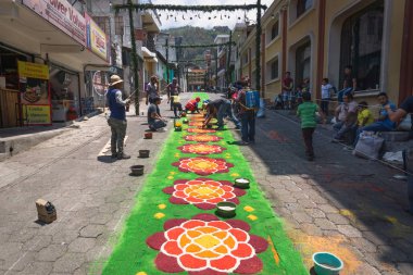 Semana Santa için alfombra, çiçek talaşı, Santiago Atitlan, Guatemala sokaklarında Paskalya