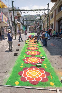 Semana Noel Baba için talaş, Santiago Atitlan, Guatemala sokaklarında Paskalya, dikey