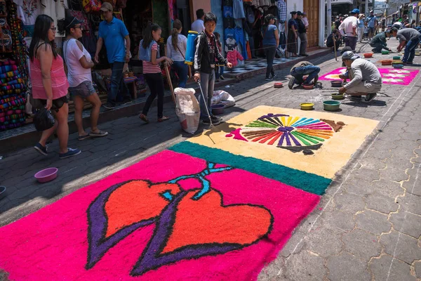 Místní lidé dělají alfombru, piliny koberce se srdcem pro Semana Santa, Velikonoce na ulici Santiago Atitlan, Guatemala — Stock fotografie