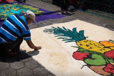 Semana Santa için talaş halısı, Santiago Atitlan, Guatemala sokaklarında Paskalya.