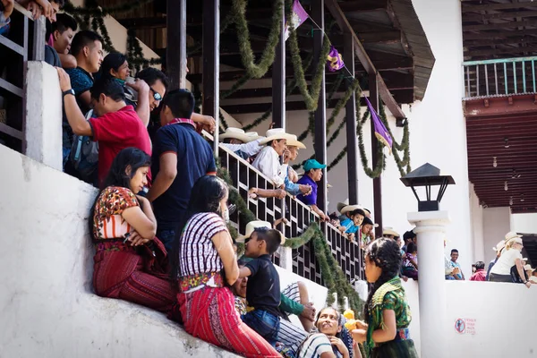 Visitantes mayas en la iglesia de Santiago Apóstol observando el evento del Viernes Santo en Semana Santa, Semana Santa, Santiago Atitlán, Guatemala —  Fotos de Stock