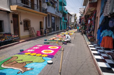 Semana Noel Baba için alfombra, talaş halısı, Santiago Atitlan, Guatemala 'nın alışveriş caddesinde Paskalya