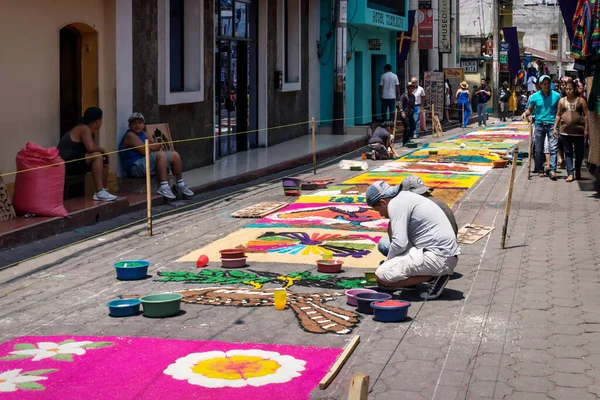Semana Noel Baba için talaş, Santiago Atitlan, Guatemala 'da Paskalya Halısı yapan yerli çocuklar.