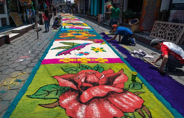 Pessoas locais fazendo beija-flor alfombra, tapetes de serragem para Semana Santa, Páscoa na rua de Santiago Atitlan, Guatemala — Fotografia de Stock