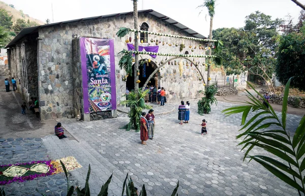 Iglesia de San Marcos a húsvéti Semana Santa-ban rendezett misén, Alfombra, San Marcos de Laguna, Lago de Atitlan, Guatemala társaságában — Stock Fotó