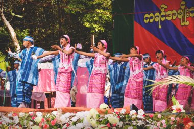 Bilu Kyun, Ogre Island, Mon State, Myanmar 'da yeni yıl kutlamalarında geleneksel Burma elbiseleriyle dans eden çocuklar.