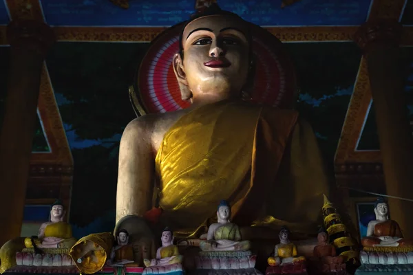 Groot Boeddhabeeld met daaronder kleintjes in tempel Wat Krabi Riel Pagoda, provincie Siem Rap, Cambodja — Stockfoto