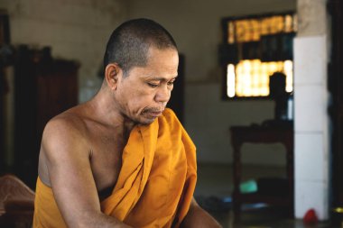 Kamboçyalı turuncu elbiseli keşiş Wat Krabi Riel Pagoda tapınağına bakıyor, Siem Reap Eyaleti, Kamboçya