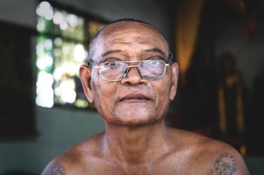 Wat Krabi Riel Pagoda tapınağında gözlüklü Kamboçyalı Budist keşiş, Siem Reap Eyaleti, Kamboçya