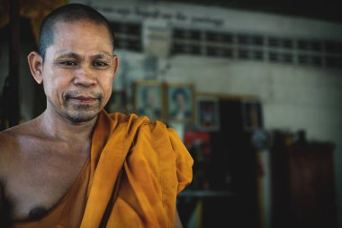 Kamboçyalı Budist keşiş Wat Krabi Riel Pagoda tapınağında turuncu bezle, Siem Reap Eyaleti, Kamboçya